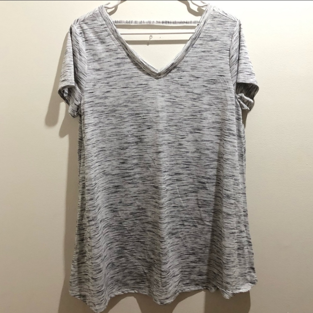 🌻Gray & Black Women's top/tee Size Large NWOT